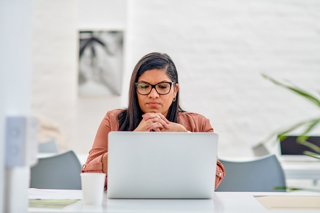 Img_haussedetaux_entreprise Une femme se questionne sur l’impact des hausses de taux sur son entreprise